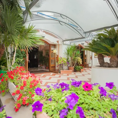 מלון Baia Santa Barbara 3*