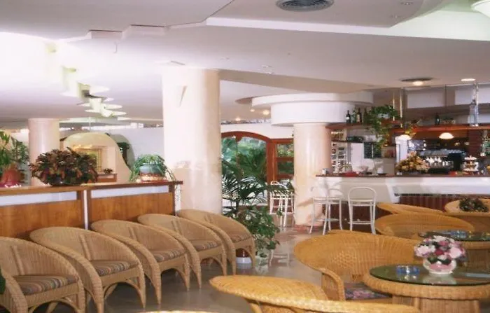 Baia Santa Barbara فندق رودي غارغانيكو
